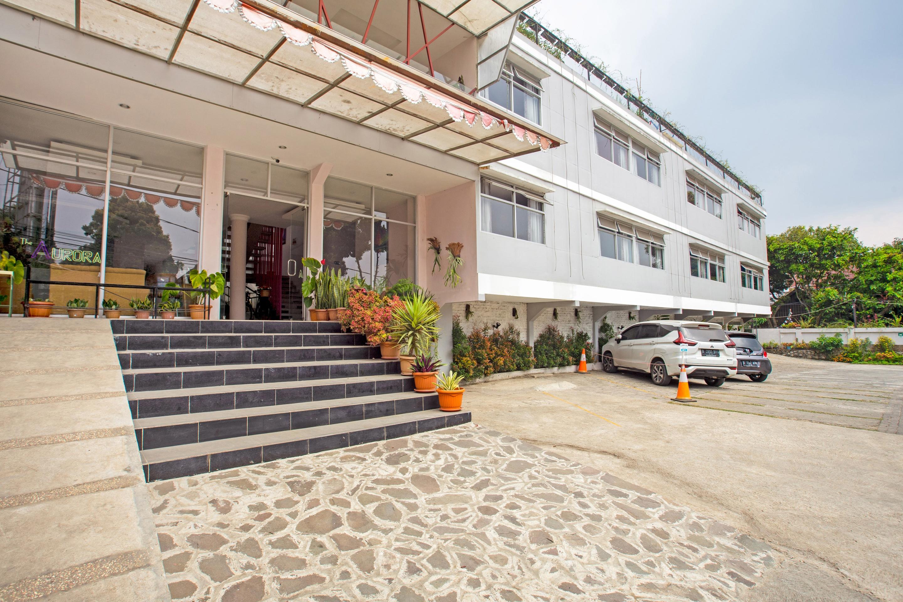 Super Oyo Collection O 3876 The Aurora Inn Lembang Exteriör bild